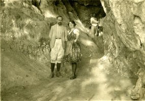 Kadic Ottokár feleségével a Leány-barlangnál