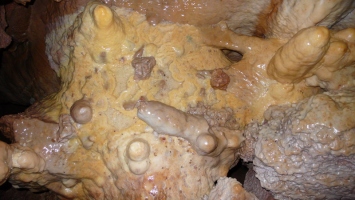 Vacska-barlang Cseppköves-hasadék
