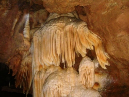 Hajnóczy-barlang cseppkövei