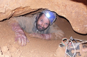 Kutató barlangász