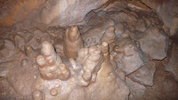 Állócseppkövek a Vacska-barlangban