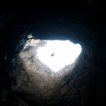 A Mamet-barlang alulnézetben, középen mászó