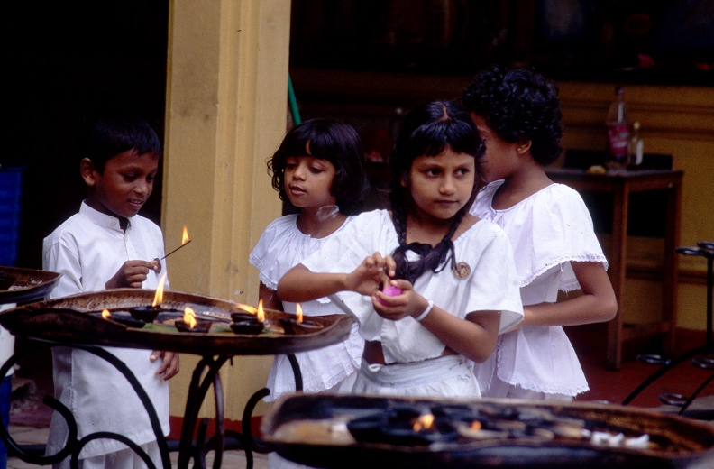 Sri_Lanka_2004_Gyerekek.jpg