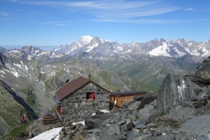 A Valsorey ház, háttérben, kissé balra középen a Mont Blanc
