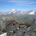 A Valsorey ház, háttérben, kissé balra középen a Mont Blanc
