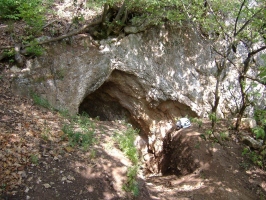 Avaros-barlang bejárata