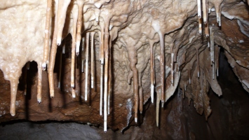 Avaros-barlang cseppkövei