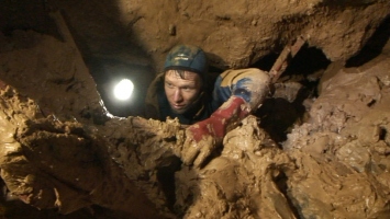 Szifonúszás a Vacska-barlang mélypontján